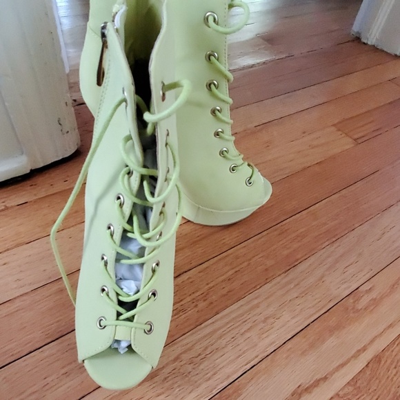 Shoes - Picture 2 of 4